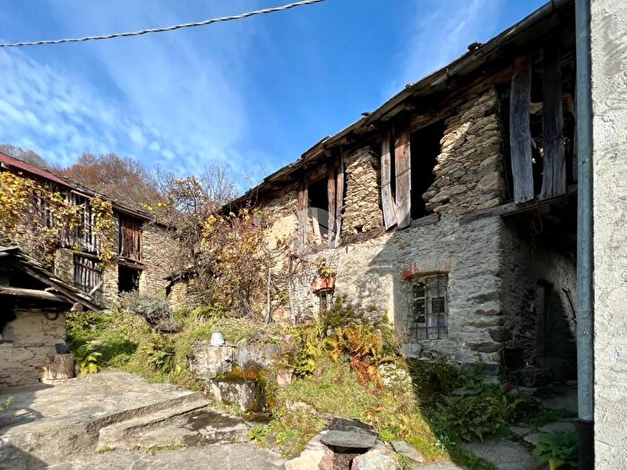 Casa quadrilocale in vendita in Frazione Giet, Viu