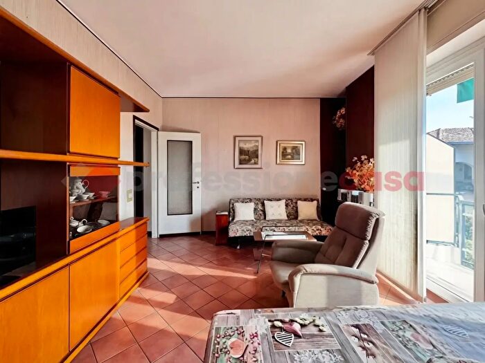 Appartamento trilocale in vendita in Via Montello, Arona
