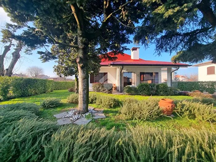 Casa trilocale in vendita in Via Piave, Secugnago