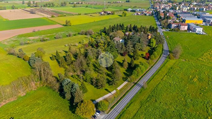 Appartamento con 9 locali in vendita in Strada Traversetolo, Parma