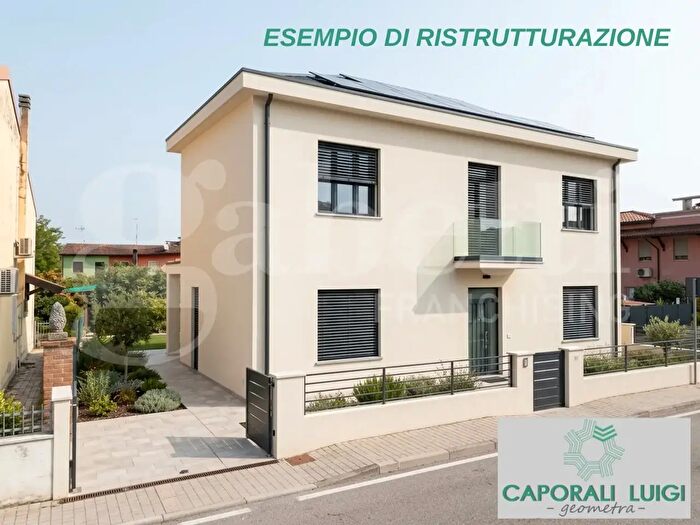 Casa con 7 locali in vendita in Porto Viro