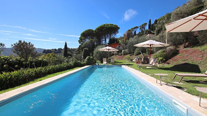 Casa con 10 locali in vendita in Via di Mastiano E Gugliano, Lucca