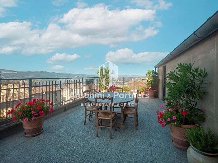 Appartamento con 8 locali in vendita in Via Ciuffelli, Todi