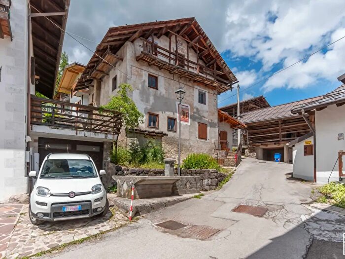 Casa con 10 locali in vendita in Via Don Bartolomeo Zender, Falcade