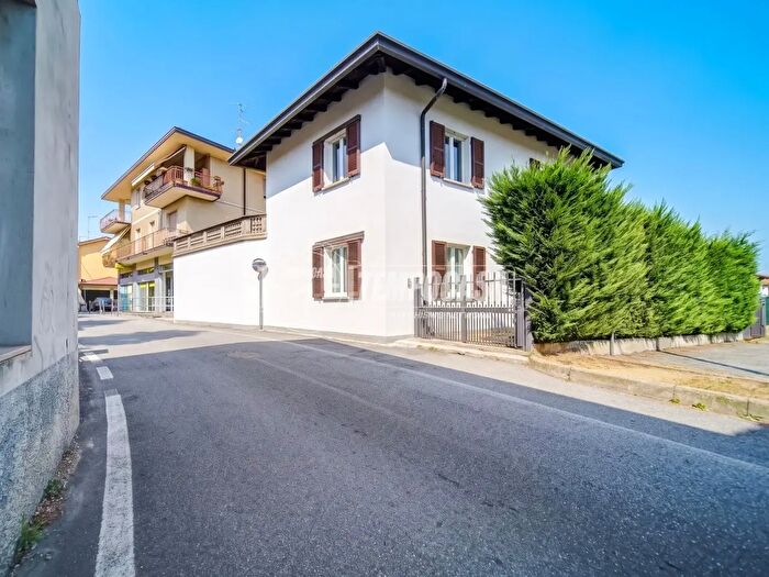 Casa trilocale in vendita in Via Fratelli Rosselli, Caronno Varesino