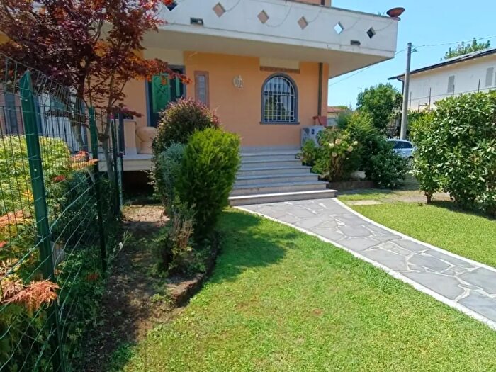 Casa trilocale in vendita in Massa