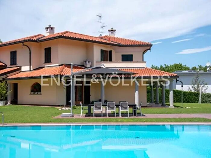 Casa con 6 locali in vendita in Villa Guardia