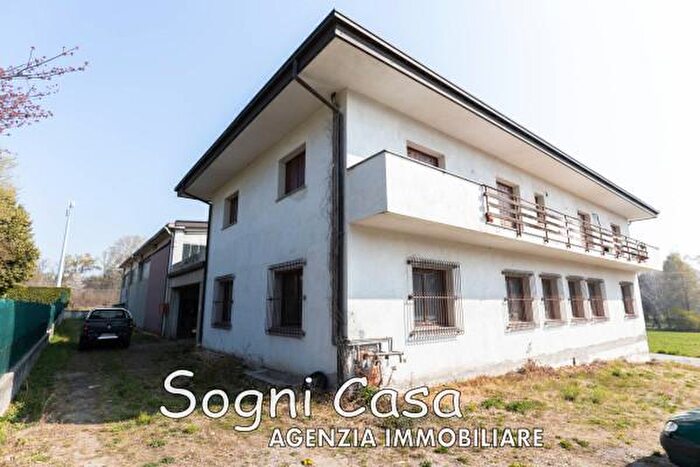 Casa con 6 locali in vendita in Via Roma, Agrate Conturbia