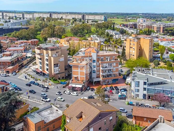 Appartamento trilocale in vendita in Via della Casetta Mattei, Roma