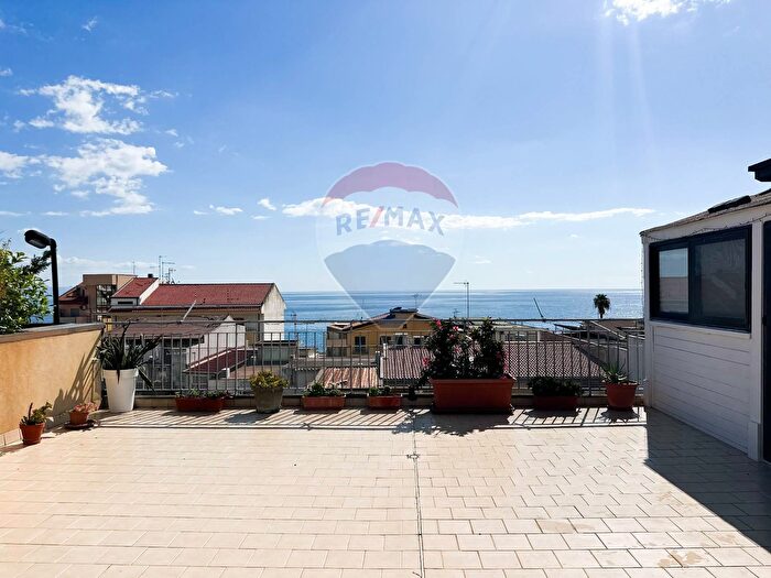 Appartamento quadrilocale in vendita in Viale Unità di Italia E delle Regioni, Roccalumera