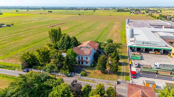 Casa con 8 locali in vendita in Via Rivarolo, Castelnovo Di Sotto