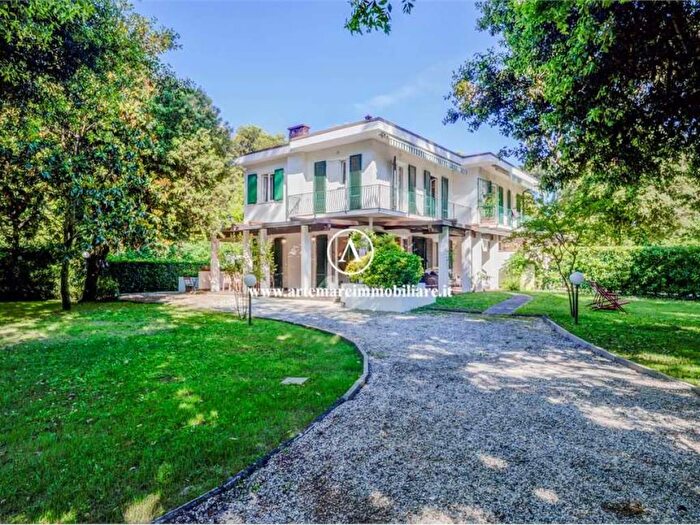 Casa con 5 locali in affitto in Via Enrico Morin, Pietrasanta