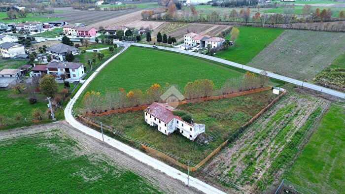 Casa con 5 locali in vendita in Piazzola Sul Brenta