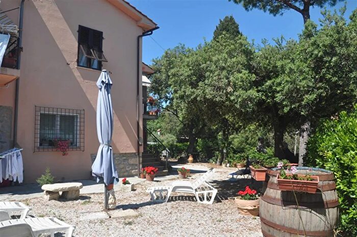 Casa con 10 locali in vendita in Rosignano Marittimo