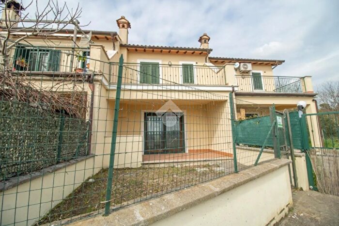 Casa quadrilocale in vendita in Vocabolo Rio Pertica, Forano