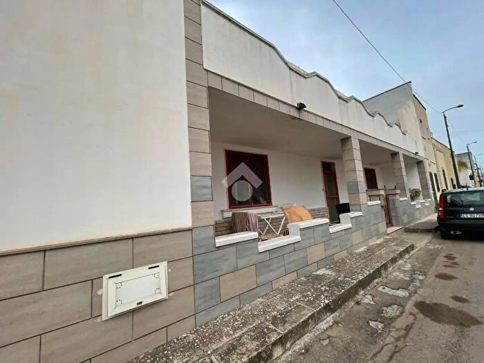 Casa con 6 locali in vendita in Via Alliste, Alliste