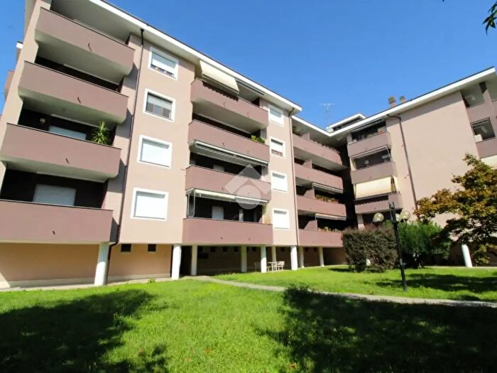 Appartamento trilocale in affitto in Via Mattei Enrico, Sedriano