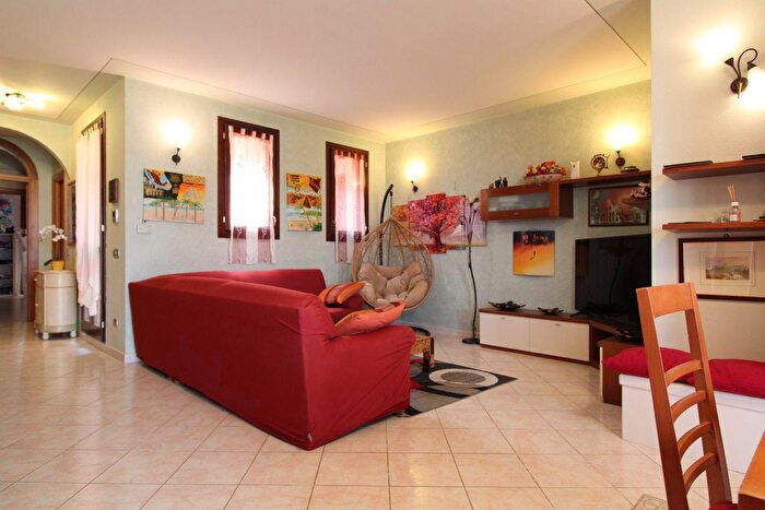 Casa con 10 locali in vendita in Via Mons Saccani, Cadelbosco Di Sopra