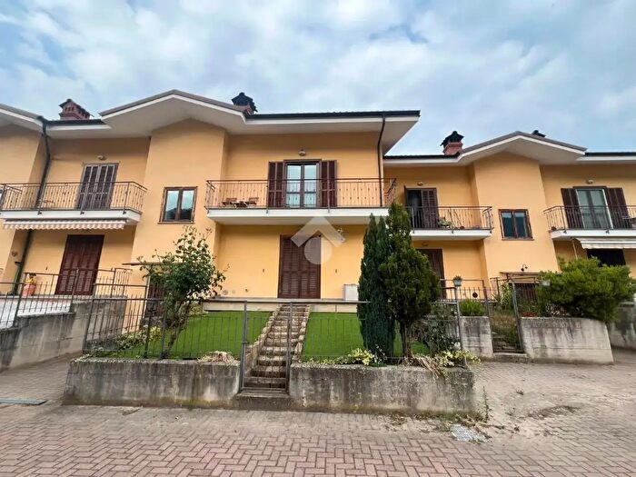 Appartamento trilocale in affitto in Via Circonvallazione, Envie