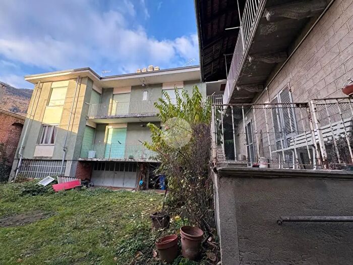 Casa con 9 locali in vendita in Via Roma, Pont Canavese