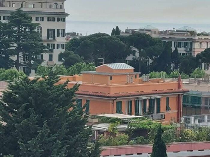 Appartamento trilocale in affitto in Via Cesare Battisti, Albaro, Genova