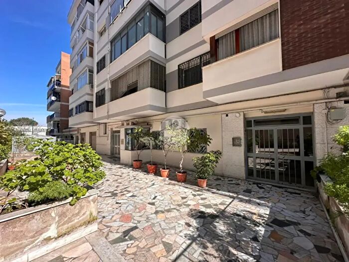 Appartamento trilocale in vendita in Viale Privato dei Pianeti, Napoli