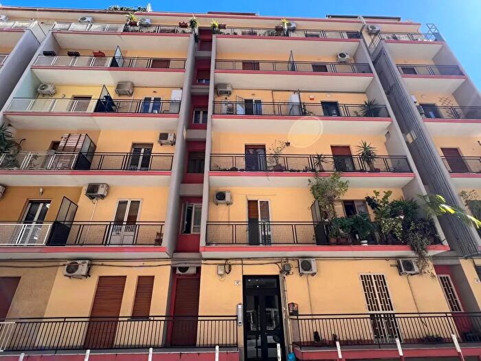 Appartamento trilocale in vendita in Via Napoli, Catania