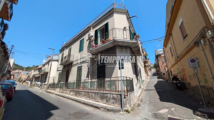 Appartamento trilocale in vendita in Via del Santo, Messina