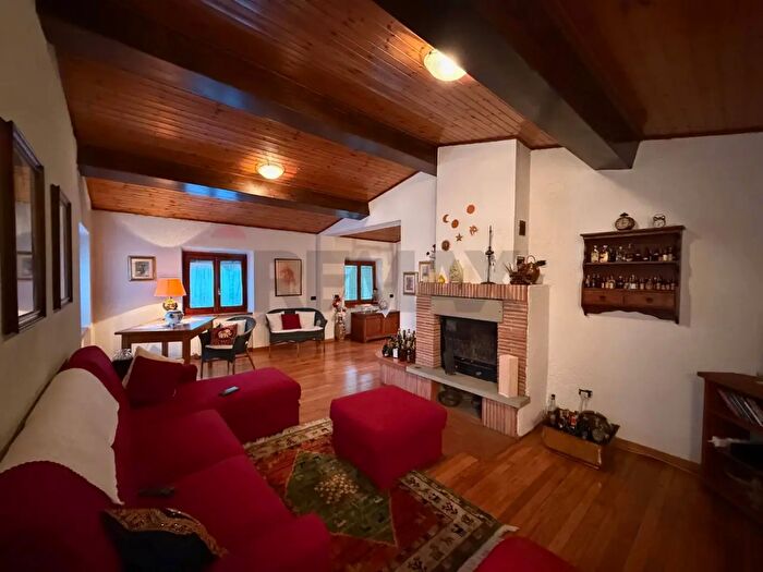 Casa con 7 locali in vendita in Coreglia Antelminelli