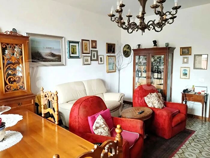 Appartamento con 6 locali in vendita in Via Benedetto Croce, Massa