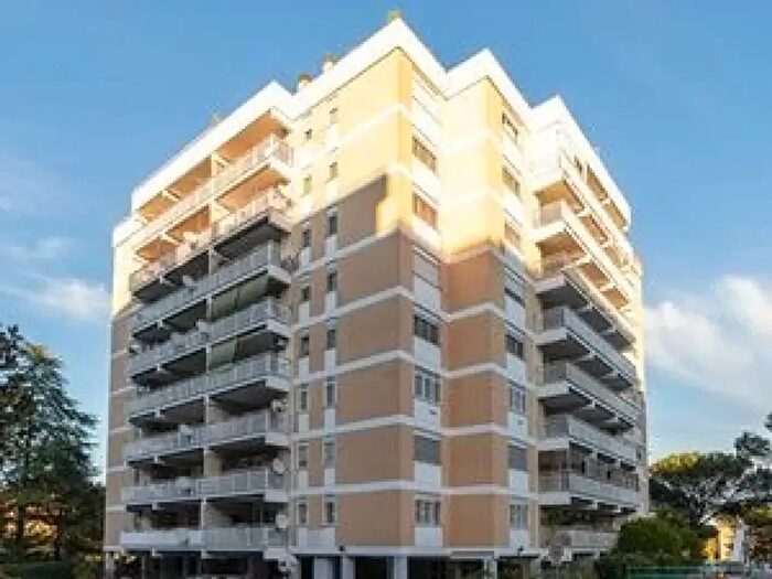 Appartamento trilocale in vendita in Via Arta Terme, Roma