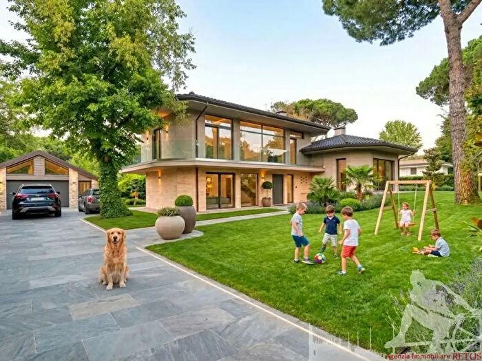 Casa con 8 locali in vendita in Massa