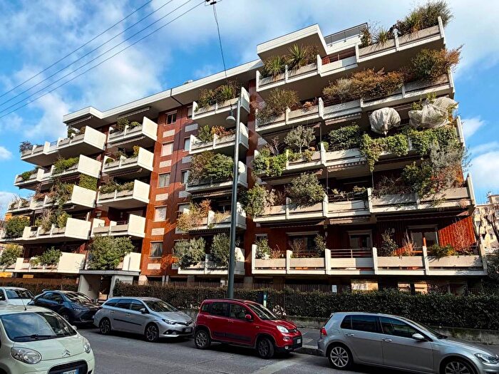 Appartamento trilocale in affitto in Via Camillo Hajech, Plebisciti Susa, Milano