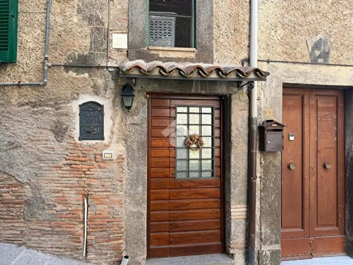 Appartamento trilocale in vendita in Via Governo Vecchio, Soriano Nel Cimino