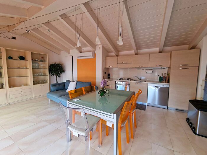 Appartamento con 6 locali in vendita in Via Duca degli Abruzzi, Forte Dei Marmi