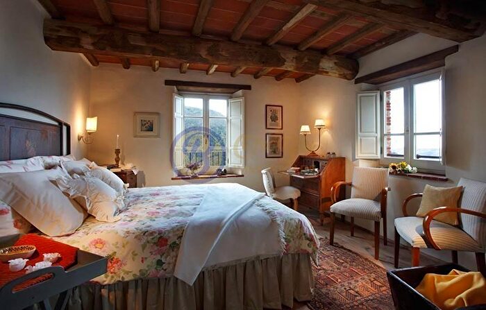 Casa con 5 locali in vendita in Camaiore