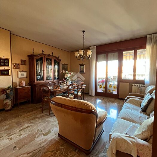 Appartamento quadrilocale in vendita in Via Giovanni Pascoli, Verona