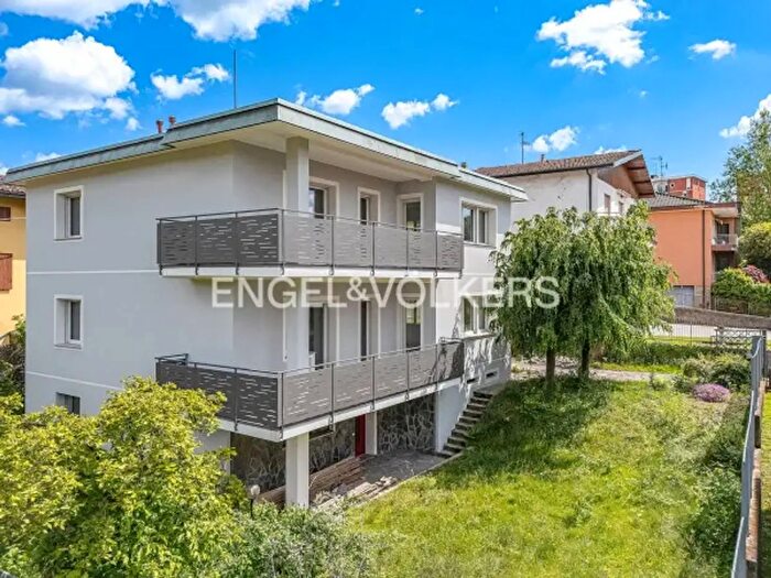 Appartamento con 5 locali in vendita in Via Francesco Capiaghi, Como