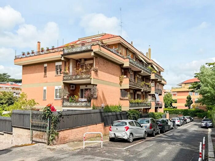 Appartamento con 5 locali in vendita in Via Luigi Corti, Roma