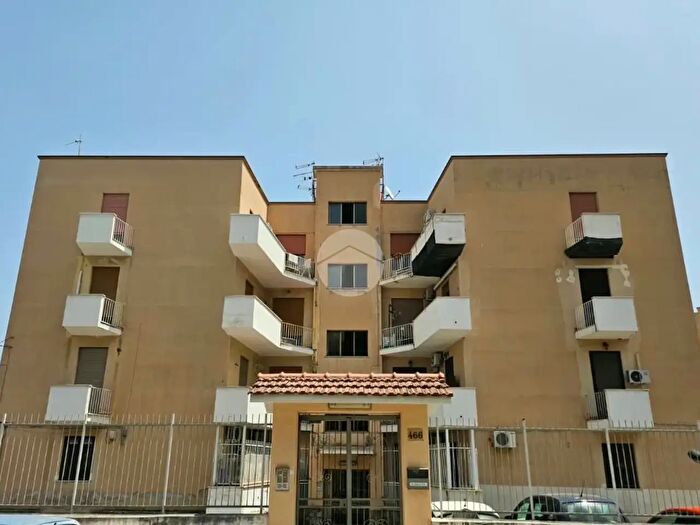 Appartamento trilocale in vendita in Via Oreto, Palermo