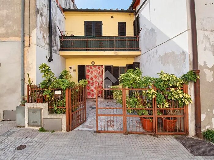 Casa quadrilocale in vendita in Via IV Novembre, Cascina