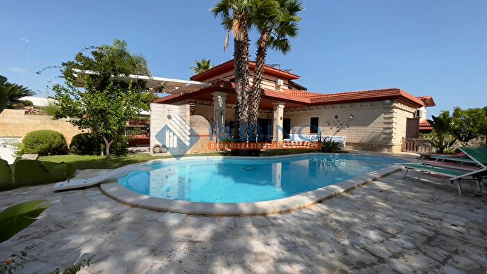 Casa con 8 locali in vendita in Trani