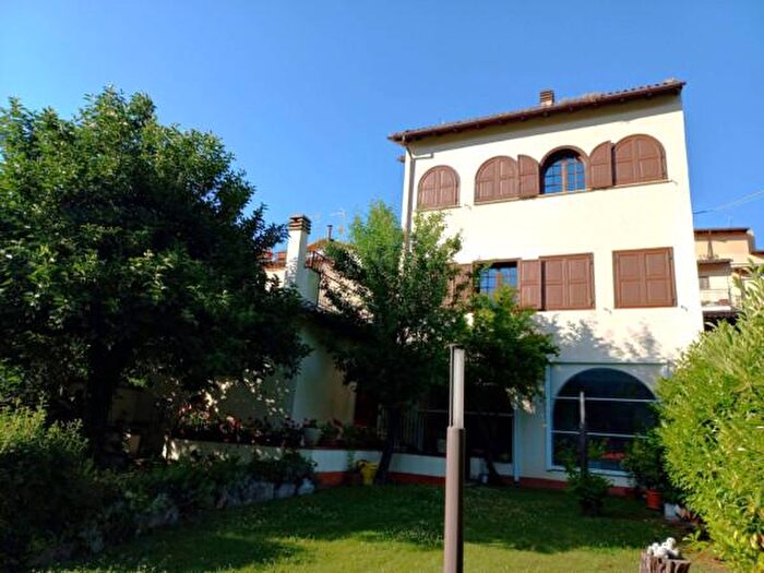 Casa con 6 locali in vendita in Via Villadonica, Fontecchio