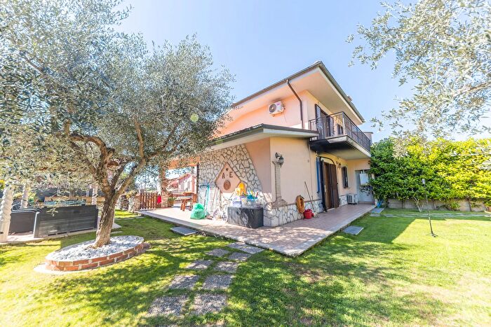 Casa con 5 locali in vendita in Mentana