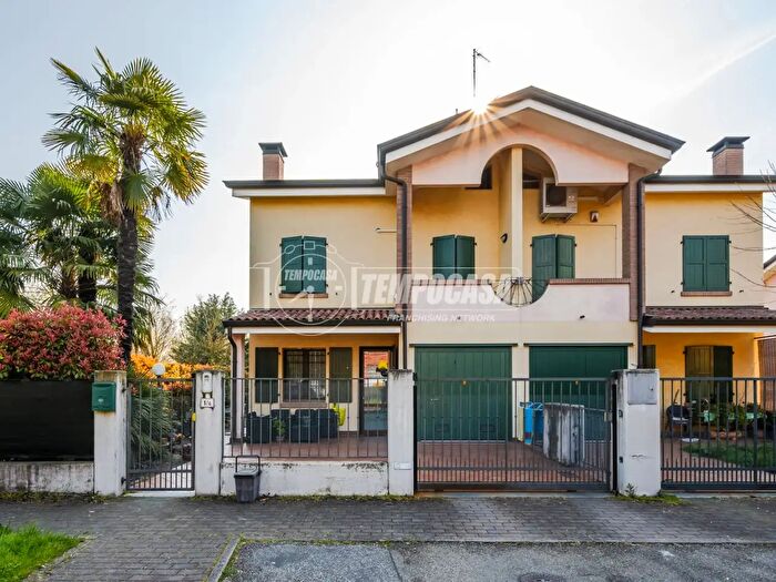 Casa quadrilocale in vendita in Via Manzotti G, Correggio