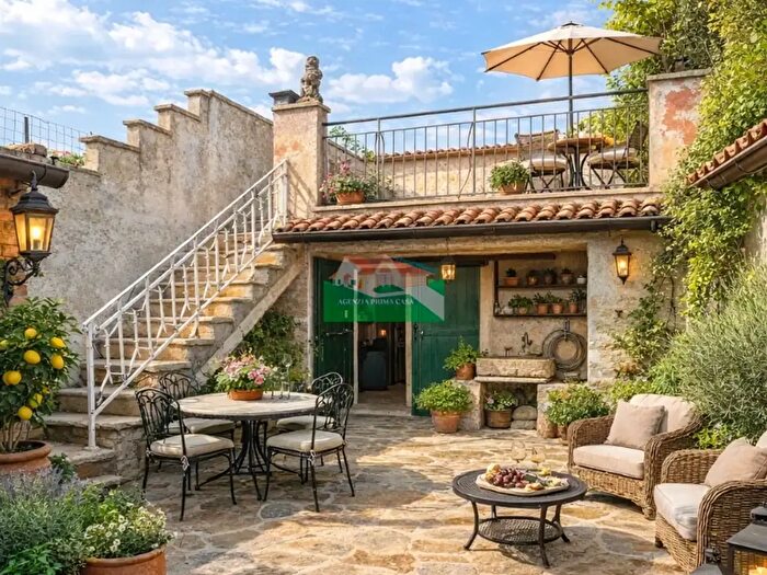 Casa con 9 locali in vendita in Via Pier Traversari, Ravenna