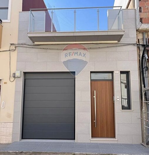 Casa con 6 locali in vendita in Via dellAcate, Vittoria