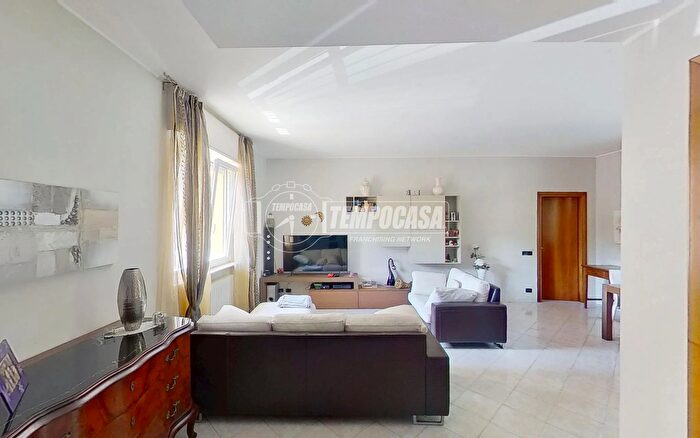 Appartamento trilocale in vendita in Via Alessandro Manzoni, Cabiate