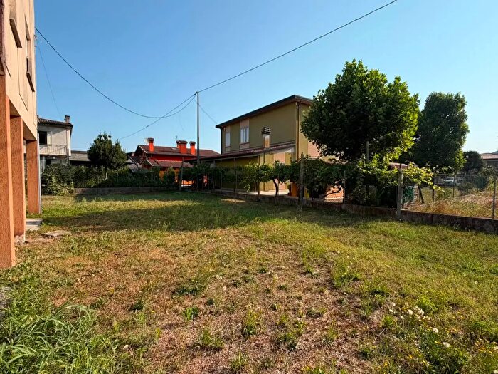 Appartamento con 7 locali in vendita in Carmignano Di Brenta