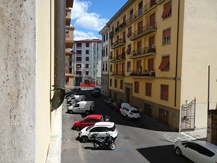 Appartamento con 5 locali in affitto in Firenze